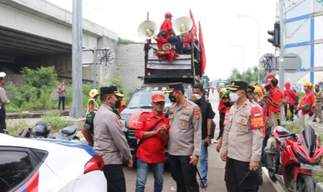 Antisipasi Pelajar dan Anarko, Polrestro Tangerang Kota Kawal Aksi Buruh ke Jakarta