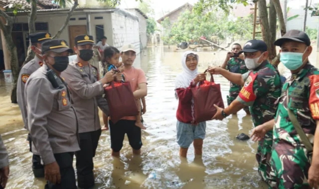 Banjir, TNI - Polri Serahkan Bantuan Paket Sembako Bagi Warga Desa Tanjung Burung