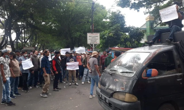 Datangi PN Tangerang, Ratusan Masyarakat Pakuhaji Minta Pra Pradilan Jimmy Lie Ditolak