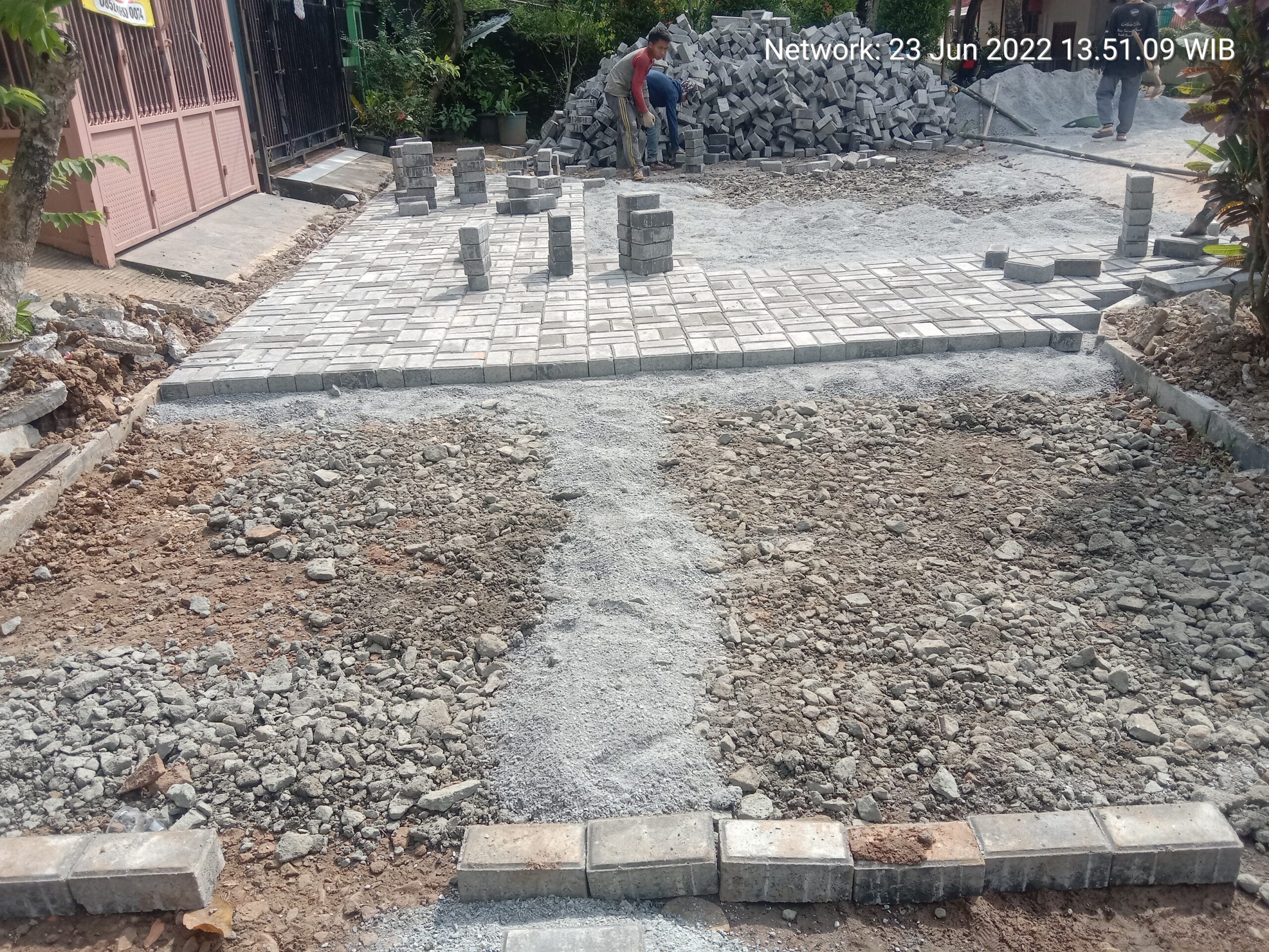 Proyek Pekerjaan Paving Block di RW 31 Perumahan Dhasana Indah Diduga Lemah Pengawasan