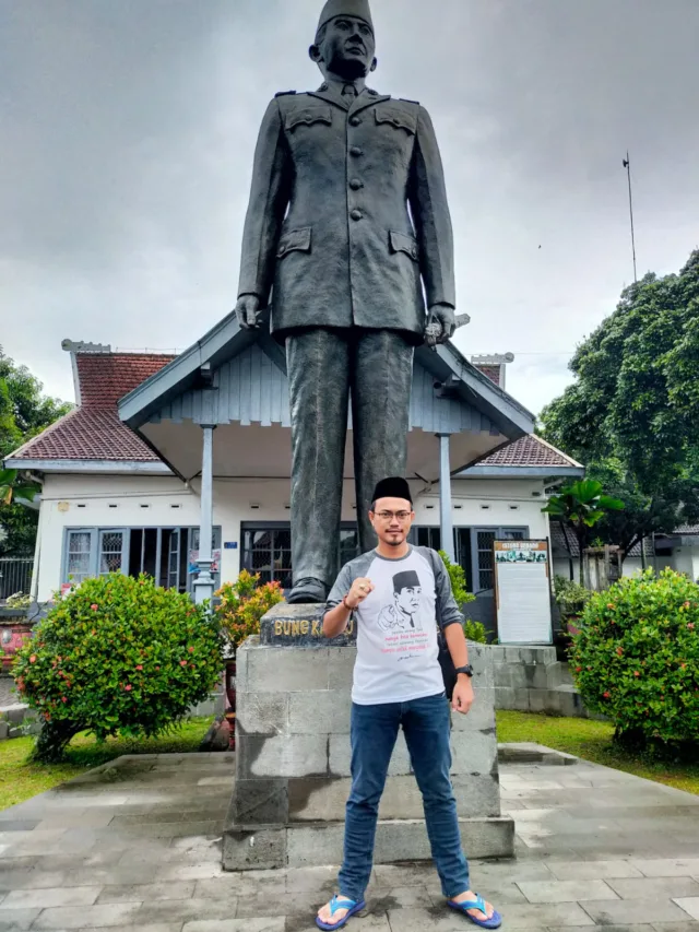 Mohamad Iyos Rosyid, Akademisi Sekolah Tinggi Ilmu Sosial dan Ilmu Politik (STISIP) Banten Raya.