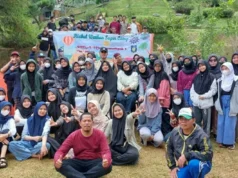 Murid Sekolah SMA Muhammadiyah 3 Kota Tangerang bersama dengan para gurunya.