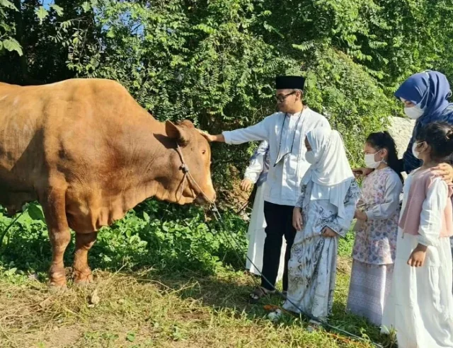 Rano Alfath bersama keluarganya saat menyalurkan hewan kurban untuk masyarakat.