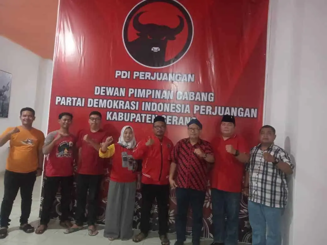 Ananta Wahana saat bersama pengurus DPC PDIP Kabupaten Serang.