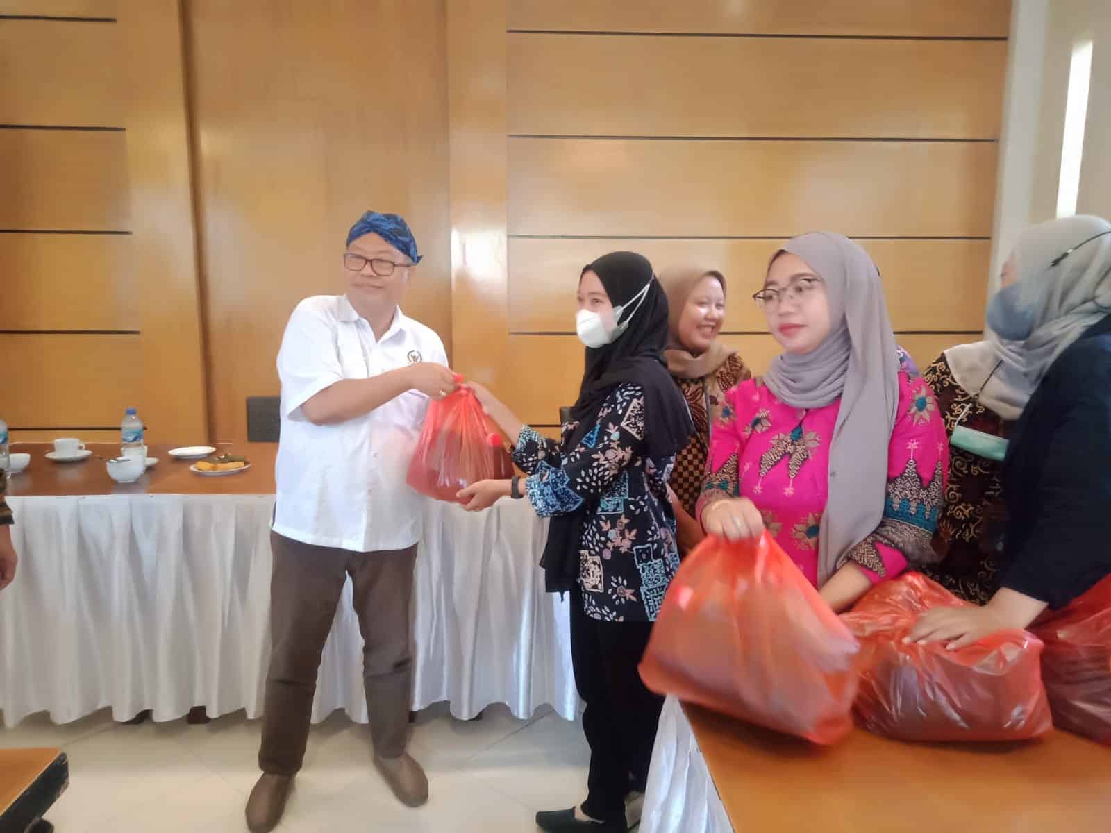 Ananta Wahana saat memberikan bantuan sembako.