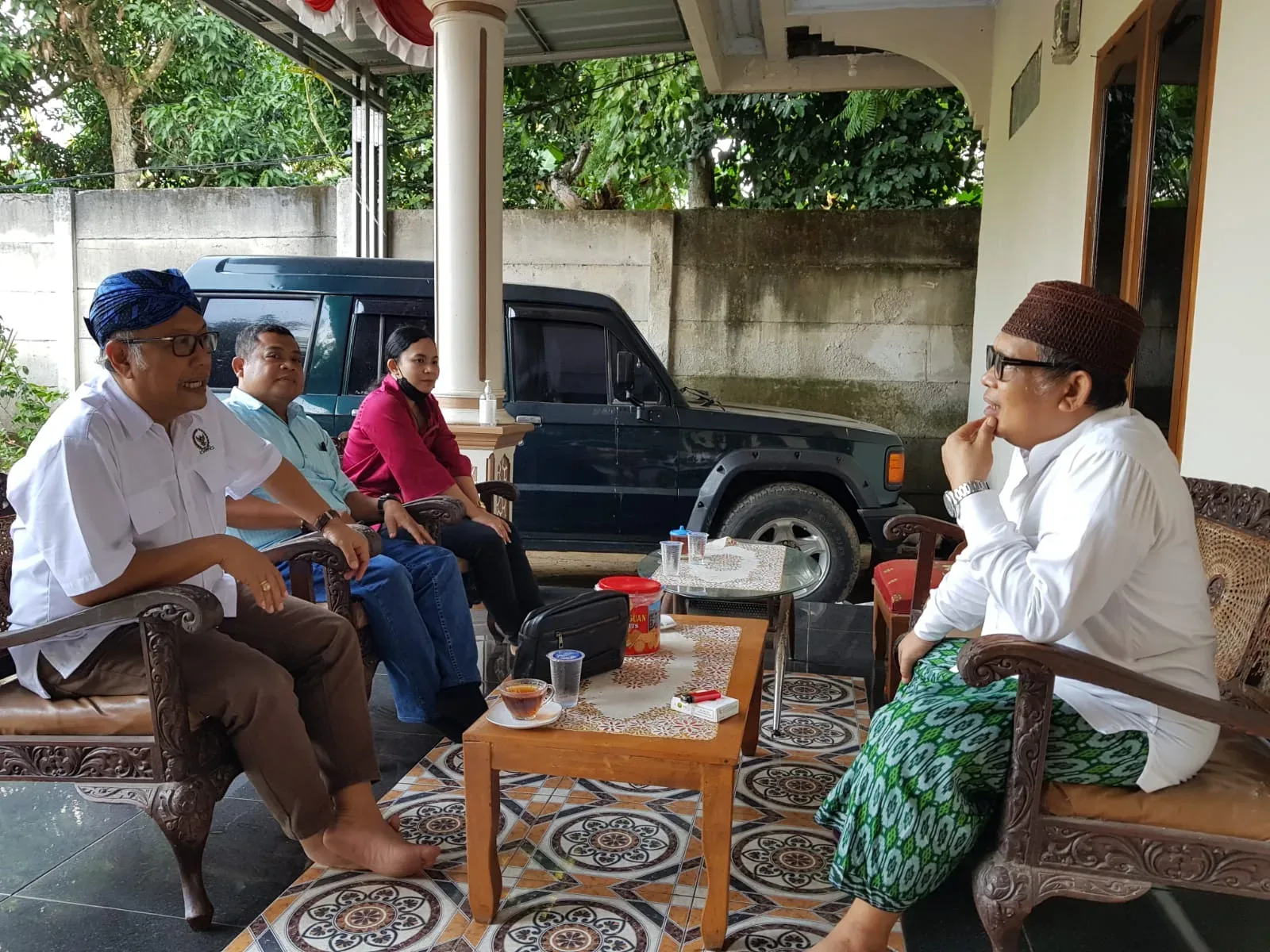 Ananta Wahana saat silaturahmi ke KH Matin Syarkowi, Pengasuh Pondok Pesantren Al Fathoniyah Serang.