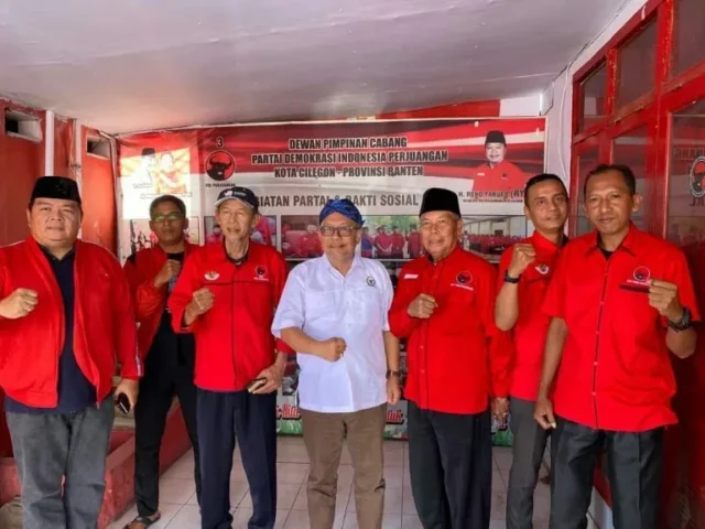 Ananta Wahana saat bersama jajaran pengurus DPC PDIP Cilegon.