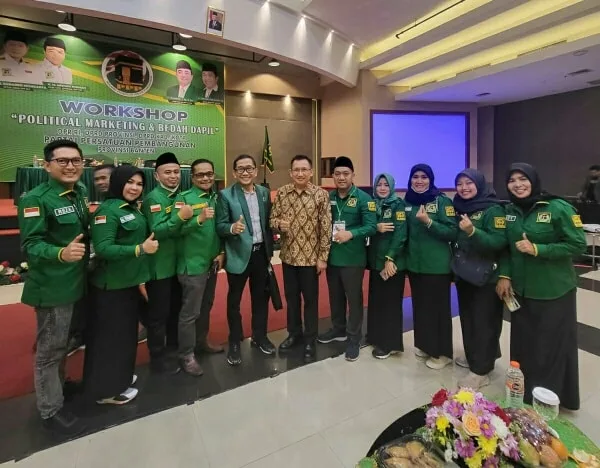 Sekretaris DPC PPP Kabupaten Tangerang Ahyani Anibhani bersama kader PPP lainnya saat mengikuti kegiatan Workshop ‘Political Marketing Jalan Pulang Menuju Ka’bah dan Bedah Dapil’.