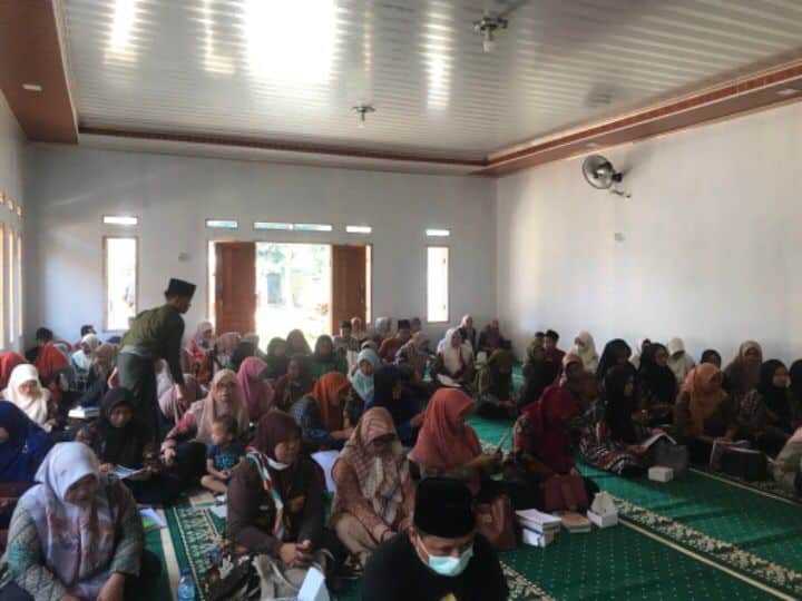 Ananta Wahana Bareng Direktur Karang Tumaritis dan Pengasuh Ponpes Al Khoziny Salurkan Sembako Bantuan CSR BNI ke Pengasuh PAUD di Pandeglang