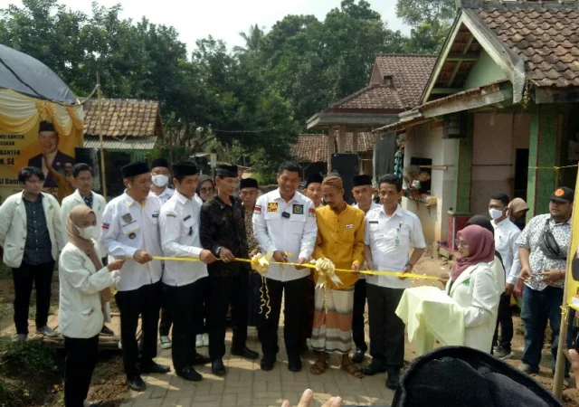 Fahmi Hakim saat menggunting pita simbolis peresmian pembangunan jalan di kampung Ancol Desa Sukasari Kecamatan Tunjung Teja.