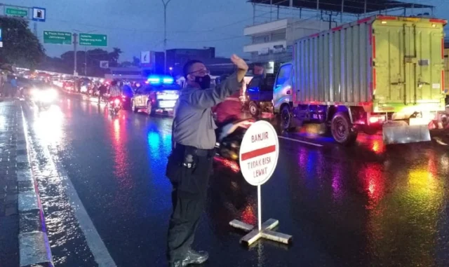 Banjir 50 Sentimeter, Polisi Urai Kemacetan Panjang di Fly Over Cibodas