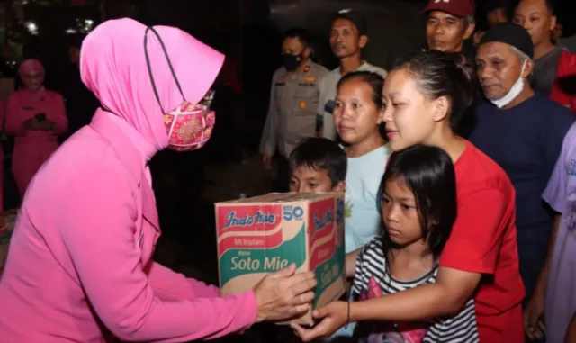 Peduli Pengungsi Banjir, Bhayangkari Cabang Polrestro Tangerang Kota Salurkan Bantuan