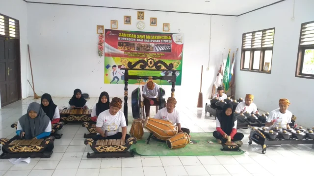 Kelompok Sanggar Seni Milakancana, Citorek Timur, Kecamatan Cibeber, Kabupaten Lebak.