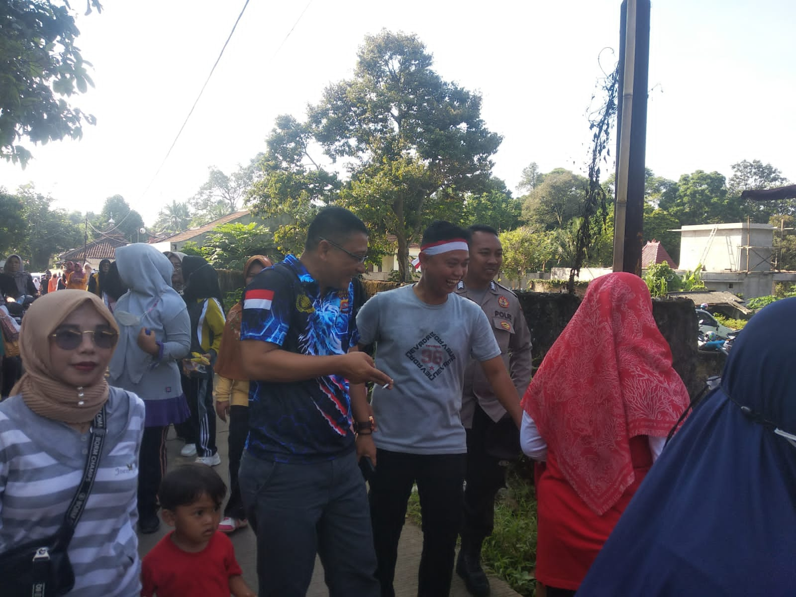 Menyambut HUT RI Ke 77, Kapolsek Baros Menghadiri Giat Jalan Santai Bersama Masyarakat Kecamatan Baros