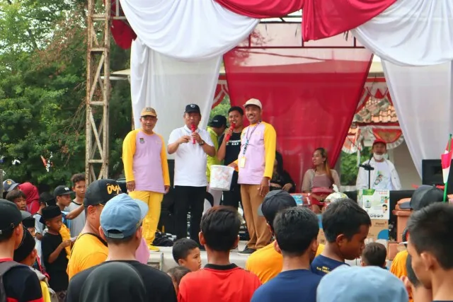 Muhammad Rizal Anggota DPR RI fraksi PAN saat memberikan sambutannya di kegiatan gerak jalan santai di Kresek.