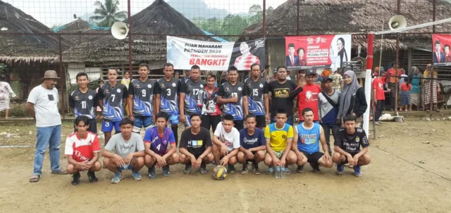 Para pemain Volley Ball dalam kegiatan Relawan Pejuang Puan Maharani pada Semarak HUT RI ke 77.