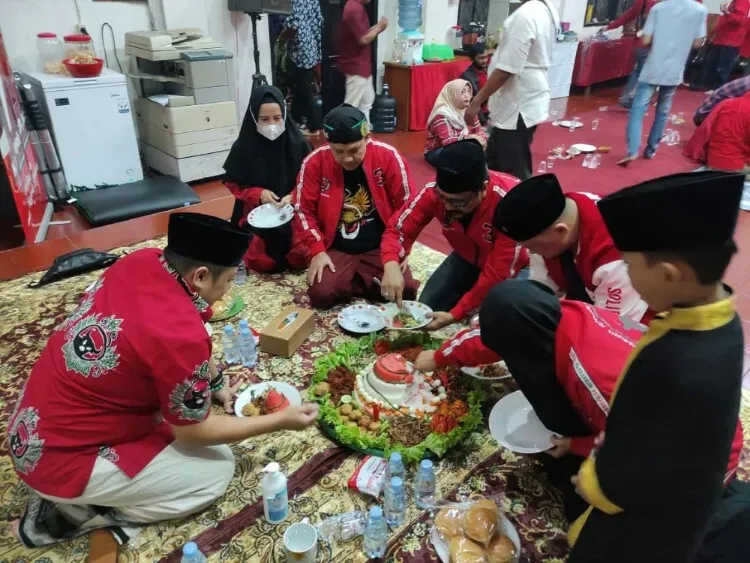 Saat ngeriung makan bersama.