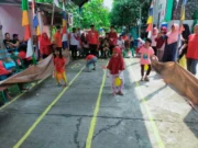 Anak-anak saat mengikuti lomba balap balon.