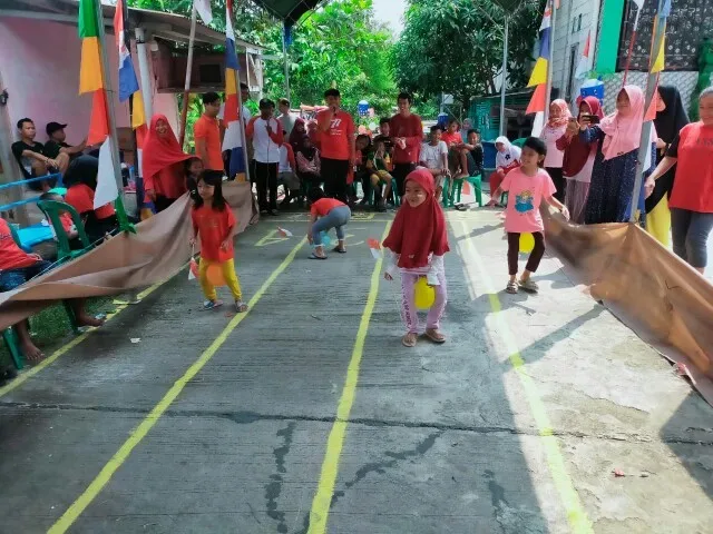 Anak-anak saat mengikuti lomba balap balon.