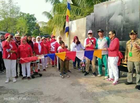 Tampak Dewan Ahyani Anibhani saat melepas Gerak Jalan Santai bersama warga.