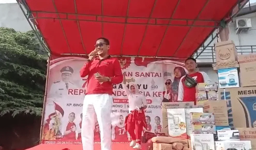 Tampak Dewan Ahyani Anibhani saat mengumumkan hadiah doorprize.