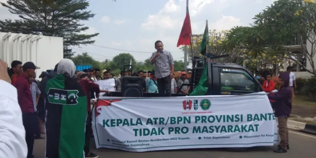 Aliansi Rakyat Bergerak menuntut agar reforma agraria ditegakan., saat orasi di KP3B Provinsi Banten pada Senin (08/08/2022).