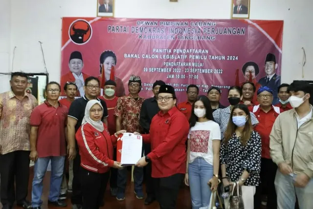 Abraham Garuda Laksono saat mendaftar sebagai calon anggota legislatif (Caleg) DPRD Provinsi Banten di DPC PDI Perjuangan Kabupaten Tangerang.