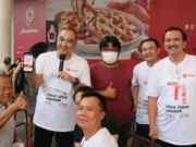 Bupati Zaki didampingi Soma Atmaja Ketua PMI Kabupaten Tangerang, dan Kepala Unit Donor Darah PMI Kabupaten Tangerang, dr. Zaenal Muttaqien.