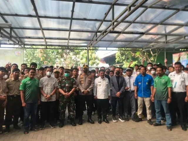 Anggota DPR RI Komisi III, Moh. Rano Alfath, bersama Wakil Wali Kota Tangerang, Sachrudin, Kapolres Metro Tangerang Kota, Kombes Zain Dwi Nugroho dan jajaran Dandim 0506 bersama para pelajar.