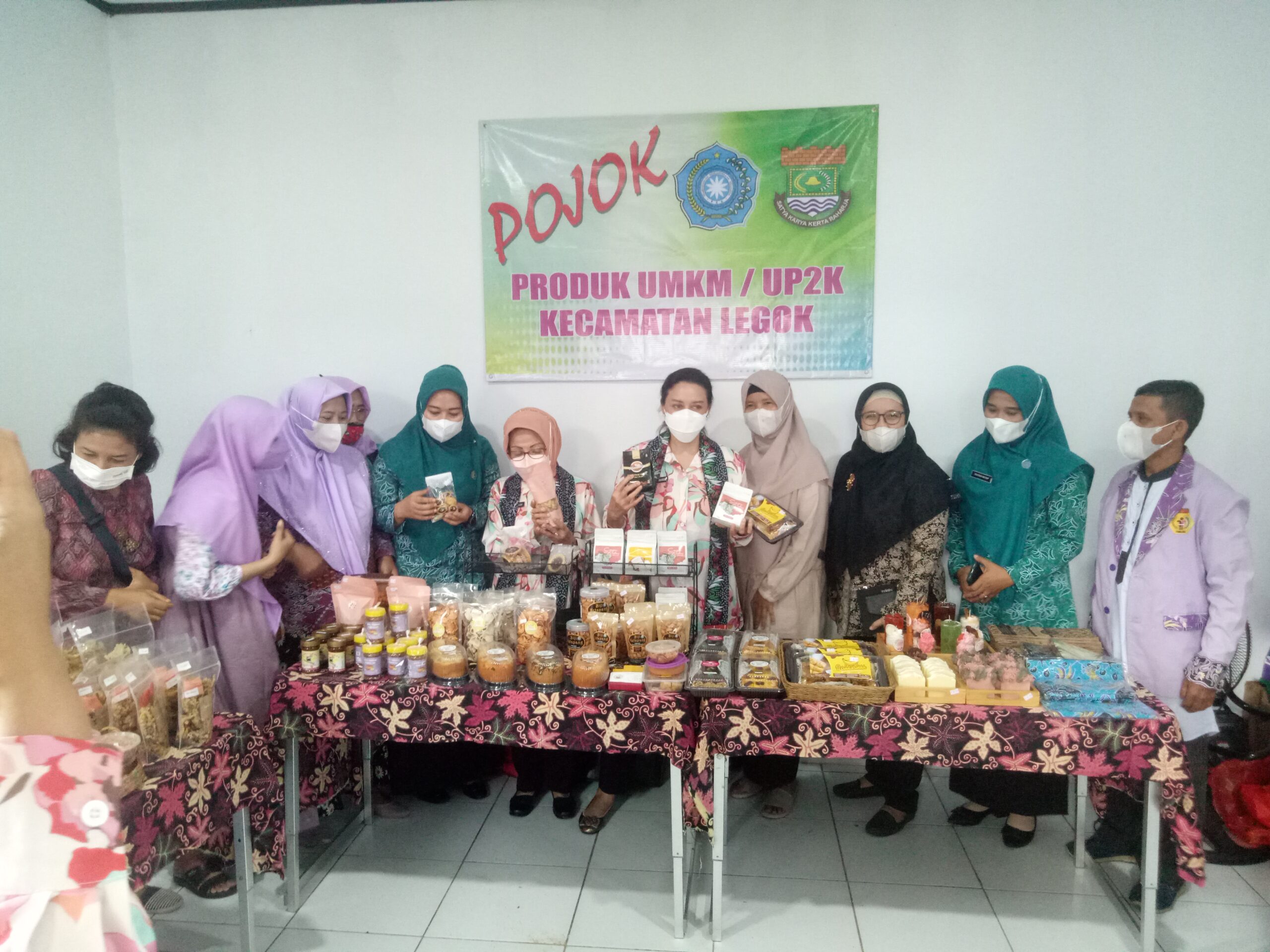 Ibu Yuli Zaki saat melihat produk lokal UMKM Kecamatan Legok