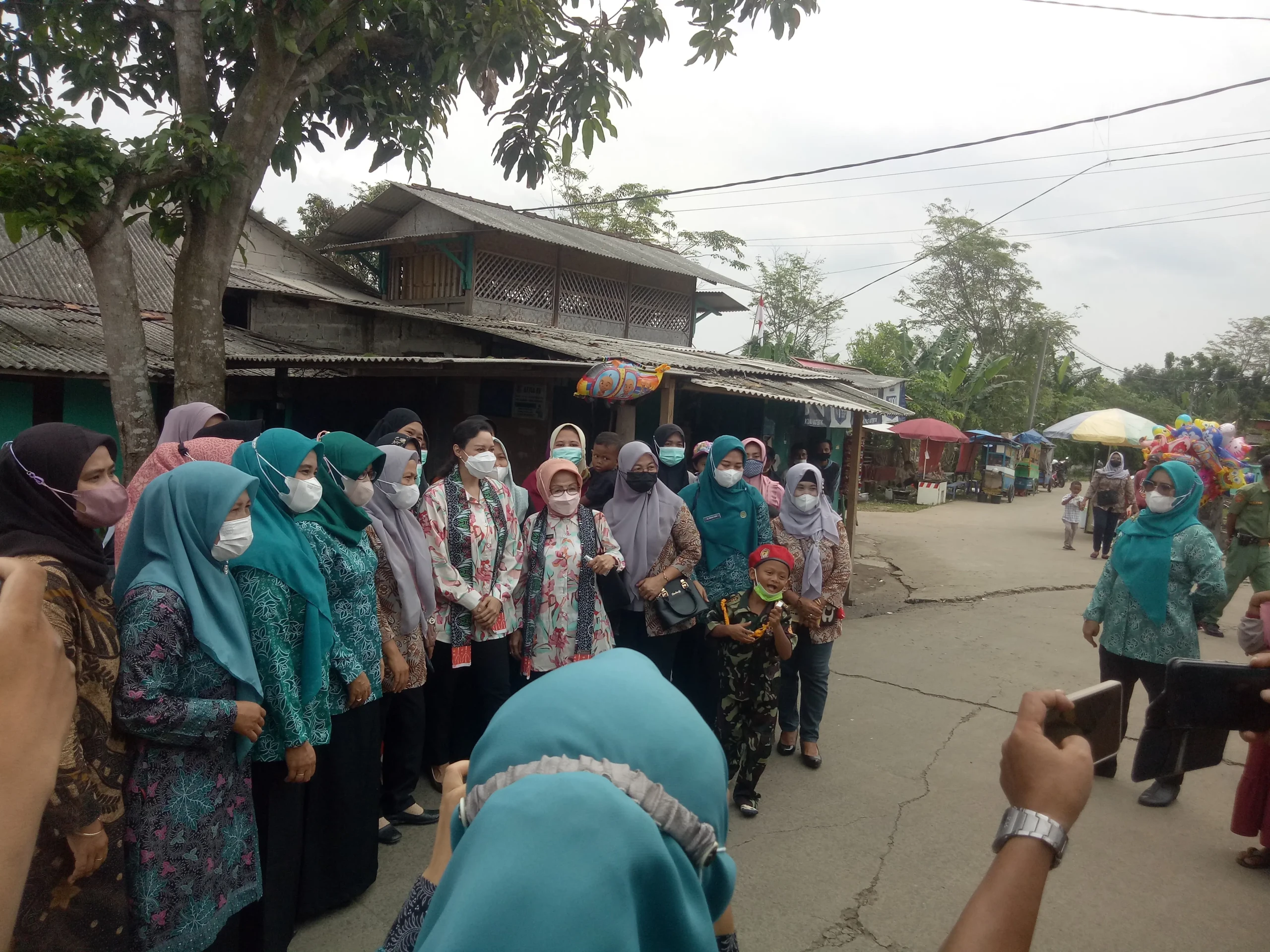 Ibu Yuli Zaki saat berfoto bersama warga.