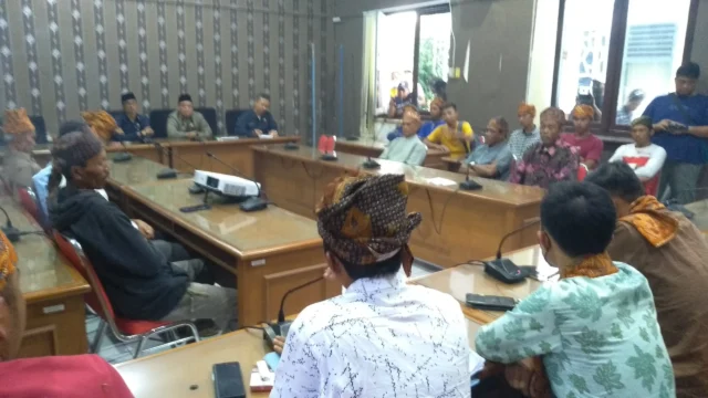 Tokoh masyarakat Adat Citorek Timur mengadu dan rapat dengar pendapat bersama DPRD Kabupaten Lebak.