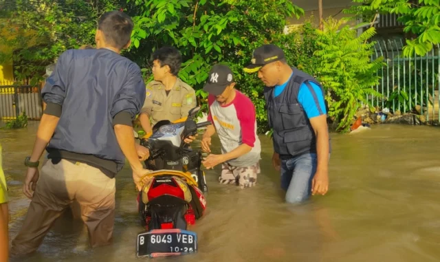 Astaga! Sibuk Pantau Banjir di Wilayahnya, Motor Staf Kelurahan Pinang Malah Hanyut