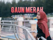 Lirik Lagu Gaun Merah - Tryana