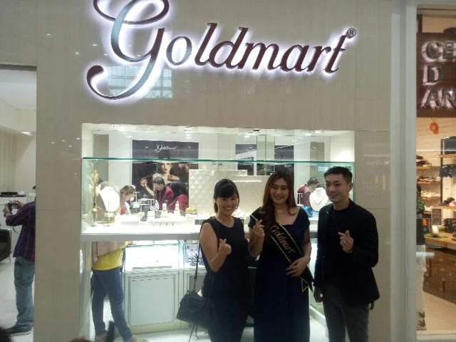 Rocky Kantono Assistant Sales Manager Goldmart bersama Yolana Limman hade of marcom dan model Goldmart.