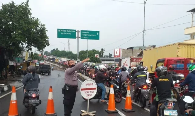 Polisi Urai Kemacetan Jalan Gatot Subroto Cibodas Akibat Banjir di Fly Over