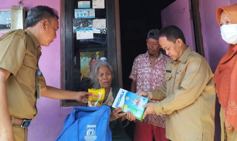 1298 Lansia Dapat Bantuan Permakanan