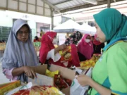 Berburu Sembako Murah Emak-Emak Lewat Bazar