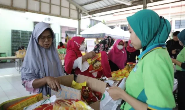 Berburu Sembako Murah Emak-Emak Lewat Bazar