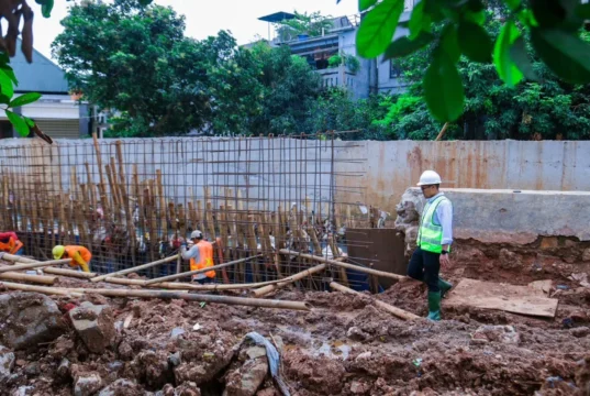 Percepat Pengendalian Banjir, Pilar Tinjau Pembangunan Turap di Puri Bintaro Indah