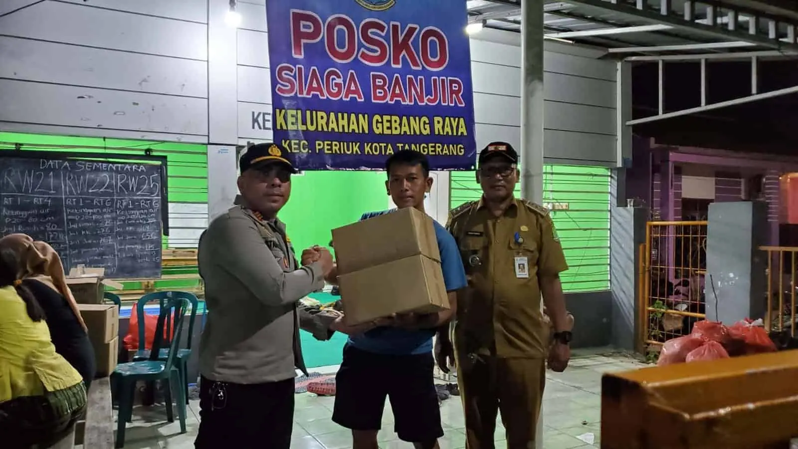 Polisi Evakuasi Pasien Stroke dan Salurkan Ratusan Paket Sembako di Posko Banjir