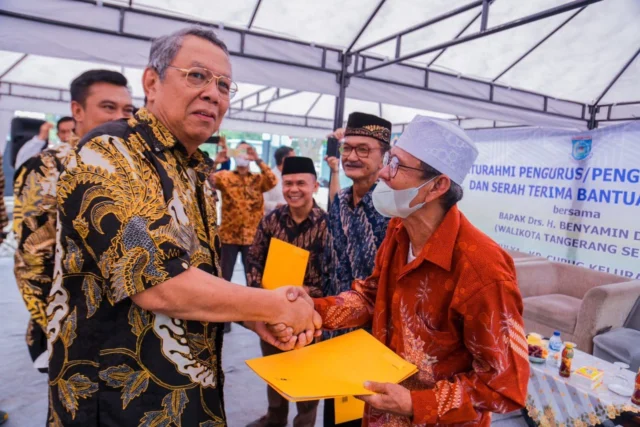 Pemkot Tangsel Serahkan Bantuan Peralatan Pemandian Jenazah dan Keranda ke TPU Sari Mulya