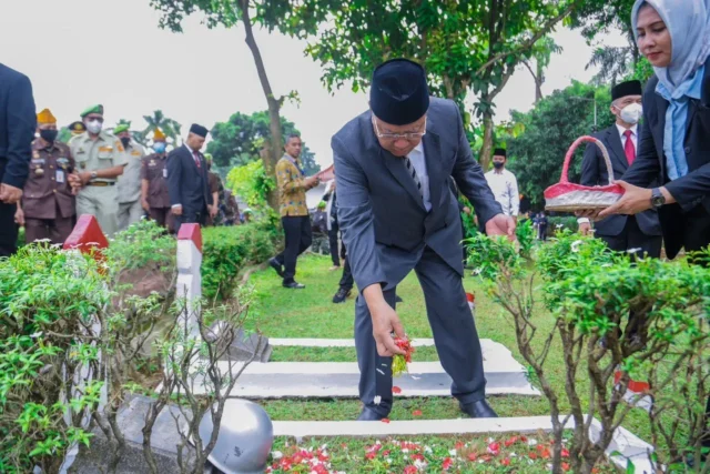 Peringati Hari Pahlawan, Pemkot Tangsel Gelar Upacara dan Tabur Bunga di TMP Seribu