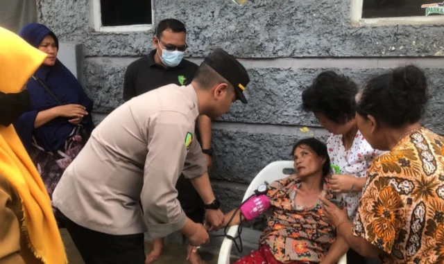 Polisi Evakuasi Pasien Stroke dan Salurkan Ratusan Paket Sembako di Posko Banjir