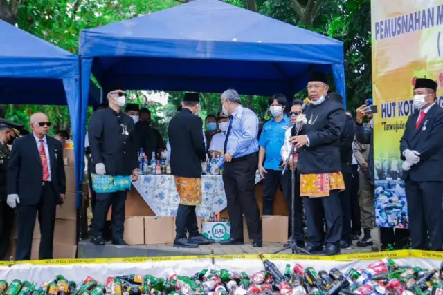 Pemkot Tangsel Bersama Forkopimda Musnahkan Ribuan Botol Miras