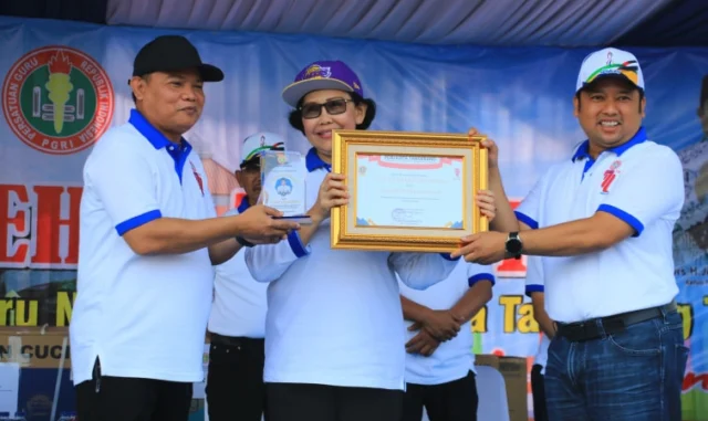 Peduli Guru, Walkot Tangerang Diberi Anugerah Kertaraharja