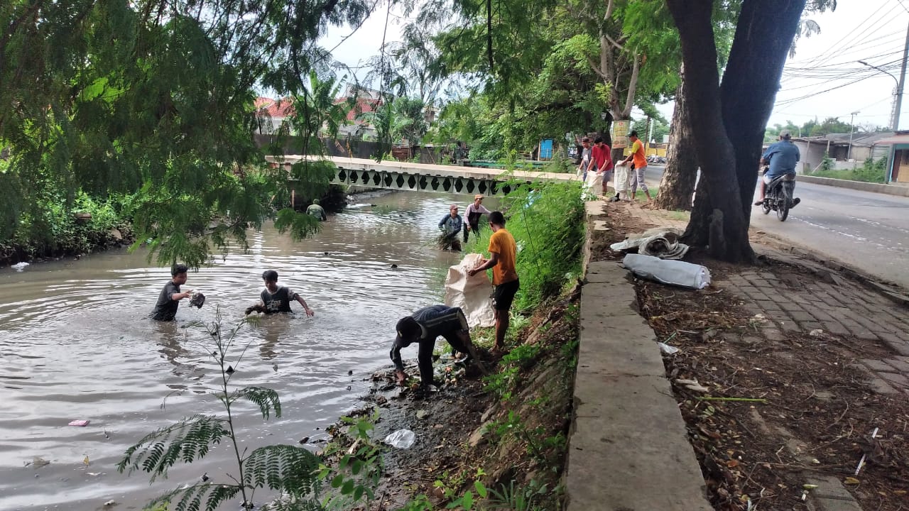 Desa Teluknaga Lakukan Gerakan Sungai Bersih dan Budi Daya Ikan Air Tawar