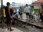 Warga Pisangan Kayu Agung Berjibaku Bersihkan Saluran Air