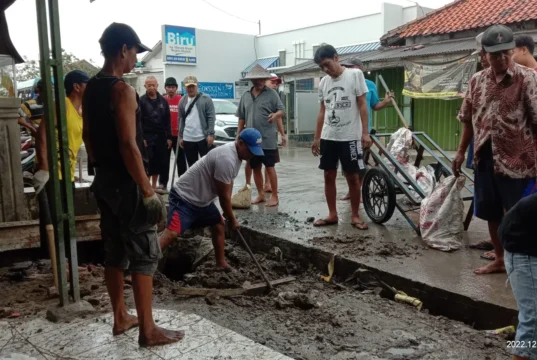 Warga Pisangan Kayu Agung Berjibaku Bersihkan Saluran Air