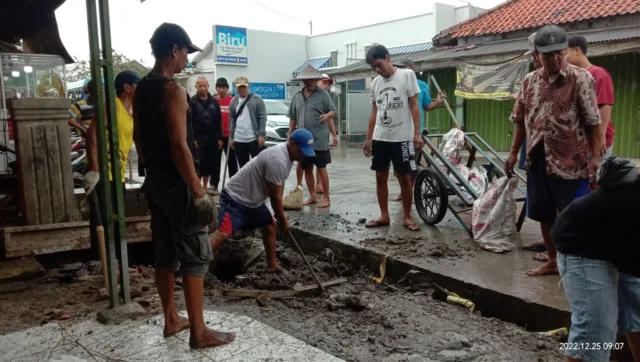 Warga Pisangan Kayu Agung Berjibaku Bersihkan Saluran Air